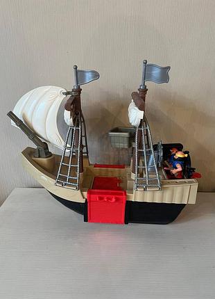 Большой корабль с пиратами