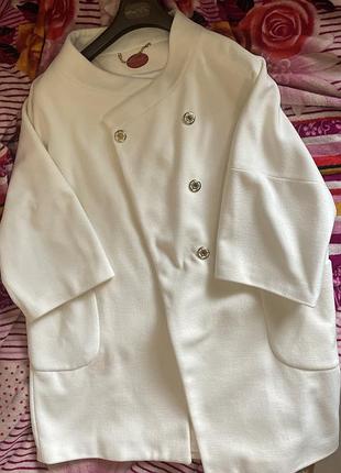 Жіноче пальто біле на осінь