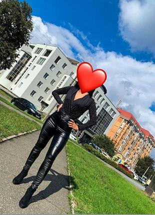 Продам стретчеві брюки в ідеальному стані. тканина добре тягнеться і сідає по фігурі