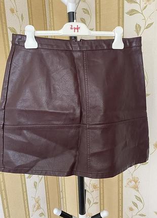 New look дуже гарна спідниця з еко шкіри,в кольорі бургунді