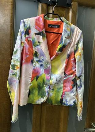 Очень праздничный женский пиджак в цветочный принт saopaulo