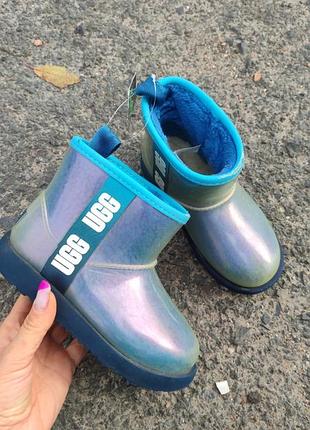 Детские угги ugg kids classic clear mini ii с водонепроницаемым верхом и подкладкой из овчины.