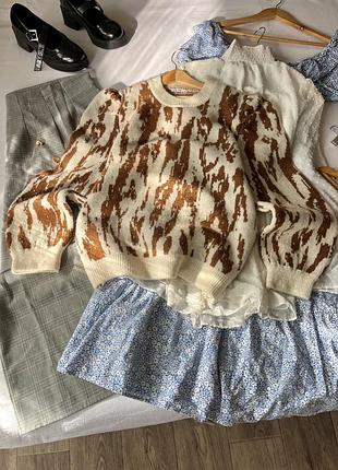 Бежево коричневий светр у принт