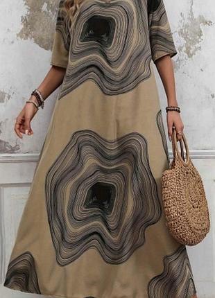 Платье с абстракцией бежевого цвета с черным.