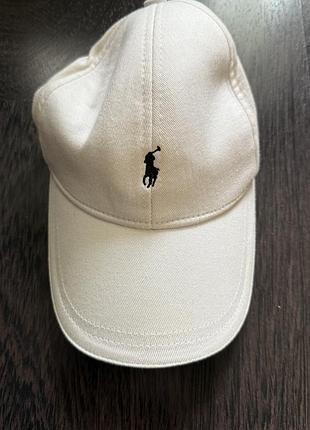 Біла бейсболка з чорним вишитим логотипом