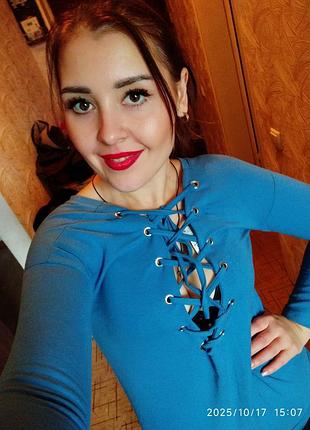 Новий блакитний джемпер з відвертим вирізом на грудях