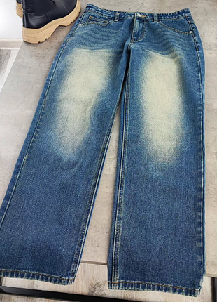 Стильные джинсы с эффектом потертости prettylittlething