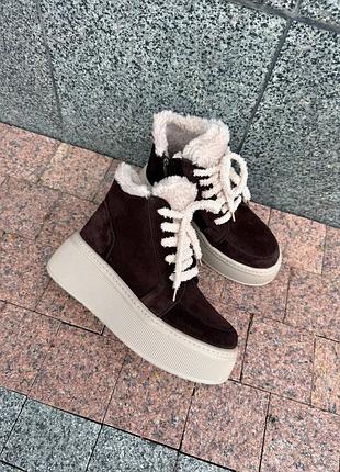 Розпродаж натуральні замшеві зимові черевики кольору шоколад на високій бежевій підошві 41р.