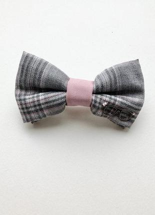 Заколка-бантик в клетку с розовым акцентом