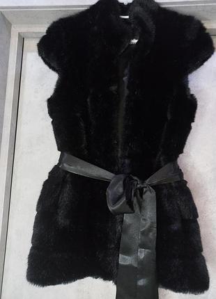 Невероятно красивая, фирменная,черная как натуральная норка,теплая, удлиненная жилетка, с карманами, с поясом, со стойкой