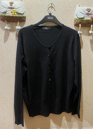 Чорна кофта на ґудзиках