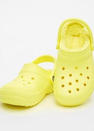 Crocs. оригінал. утеплені неонові крокси з хутром боргом.