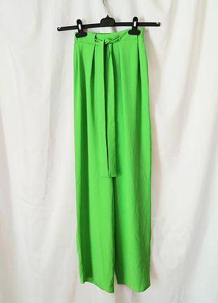 Новые шикарные салатовые широкие женские брюки zara размер xs, по талии резинка и тканый пояс, брюки