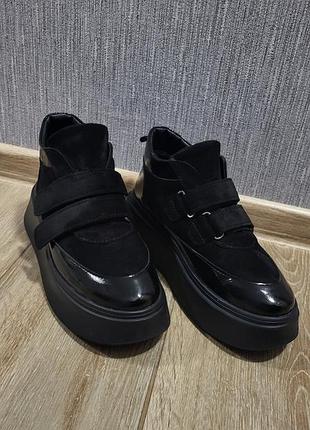 Демисезонные черные сапоги в лаковой коже и замше