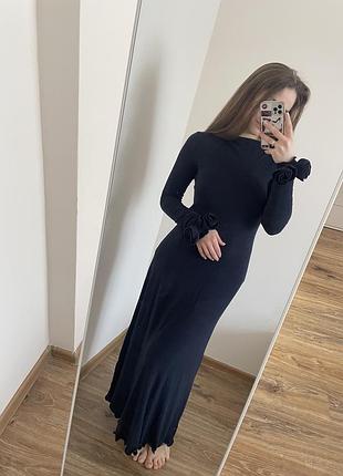 Довга сукня  з акцентними трояндами на рукавах приталена темно синя італія