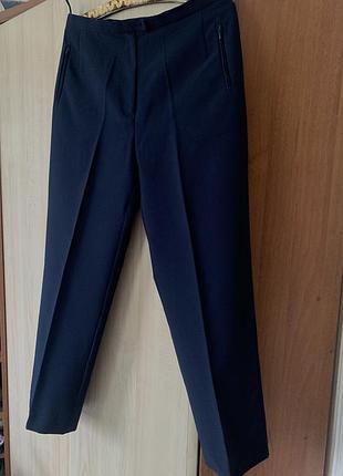 Брюки жіночі класичні, прямого крою, темно-синього кольору, з кишенями , розмір l.