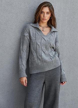 Сірий фактурний светр-поло з преміальної вовняної пряжі