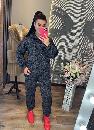 Утеплений костюм з актуальним принтом