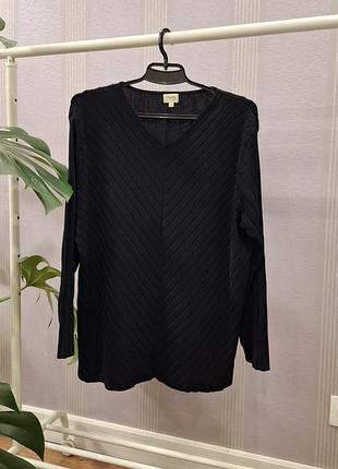 Чорний подовжений светр