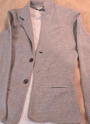 Серый трикотажный пиджак с накладками на локтях, могу отдать вместе с футболкой