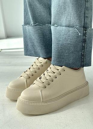 Кросівки жіночі