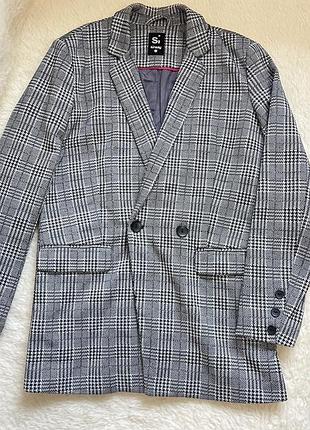 Жіночий піджак у клітинку