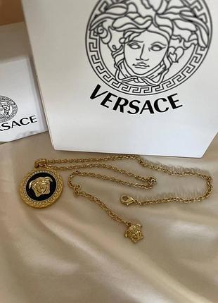 Брендова підвіска золотого кольору з цирконами