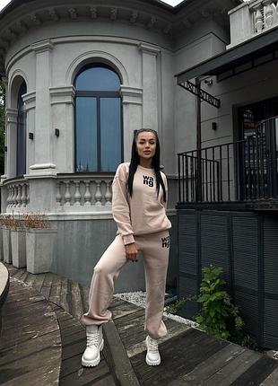 Женский брючный прогулочный костюм