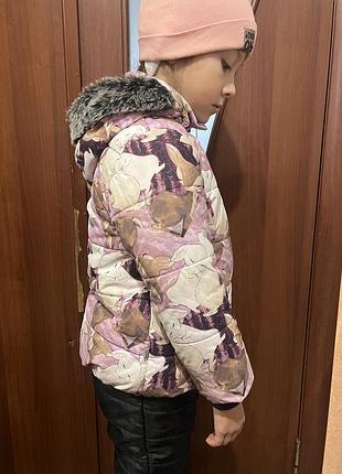 Куртка фірми huppa. дуже тепла та якісна в носкі.забарвлення яскраве яке подабвється кожній дівчинці. на вік 5-6 років.