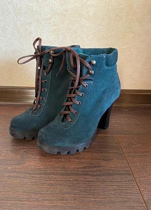 Натуральні замшеві демісезонні черевики на підборах