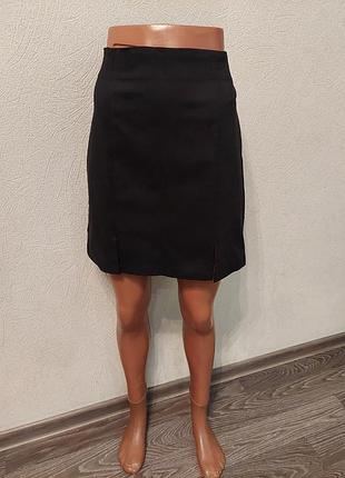 Черная короткая юбка с разрезами
