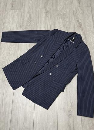 Класичний піджак в смужку