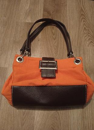 Стильная сумка оранжевого цвета из текстиля, имеет 2 отделения.