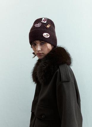 Трикотажна шапка-біні з нашивками