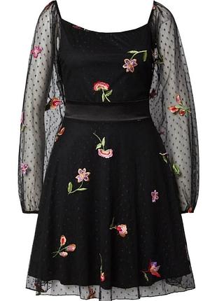 Красивое платье с вышитыми цветами