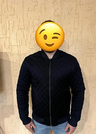 Куртка(бомбер)zara man, темно-синя відмінному стані — одягалась лише кілька разів. 	•	розмір на бірці: xl, але реально підходить на l