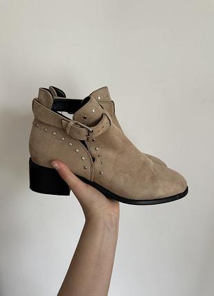 Бежеві черевики з вирізами та заклепками в ковбойському стилі під замшу