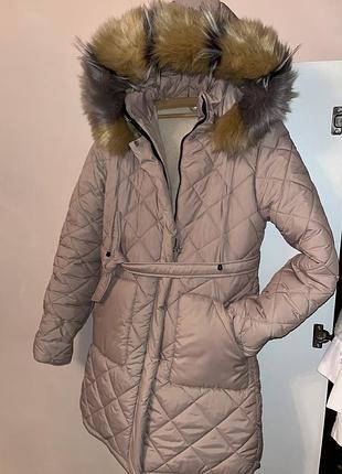 Зимова куртка , жіноча довга з капюшоном ( можна знімати) , з поясом, колір бежевий, розмір 164. ідеальний стан, не ношена, не підійшов розмір
