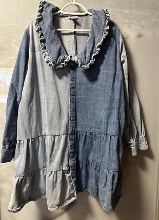 Стильна оверсайз джинсова сукня з комбінованого джинсу