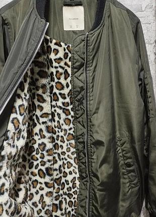 Подовжений бомбер жіночий утеплений хутром pul&bear хакі тигровий принт