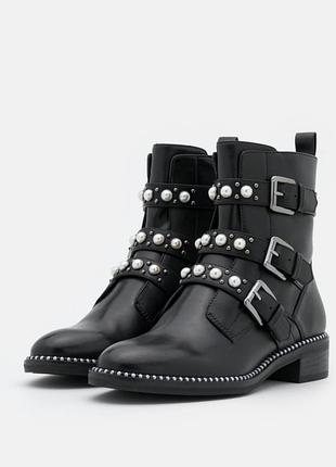 Новые кожаные боты немецкого бренда Tamaris.сиан новых - не подойти размер.
длина стельки 26.5 см, высота ботов 20 см, внутри наполнение флис.