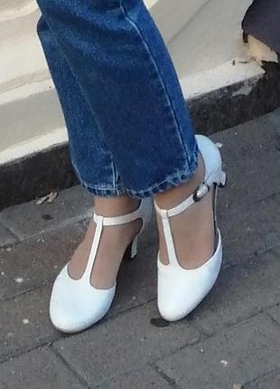 Туфли tamaris с т-образным ремешком белые лодочки закрытые свадебные классические на ремешке