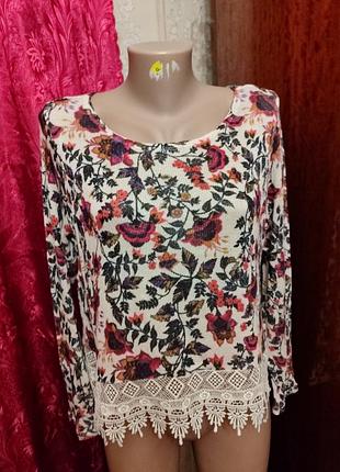 Яркий топ, кружево.