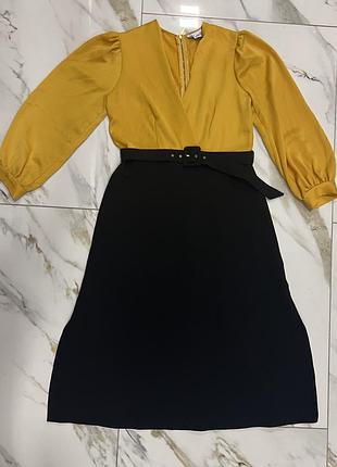 Яскрава сукня з паском