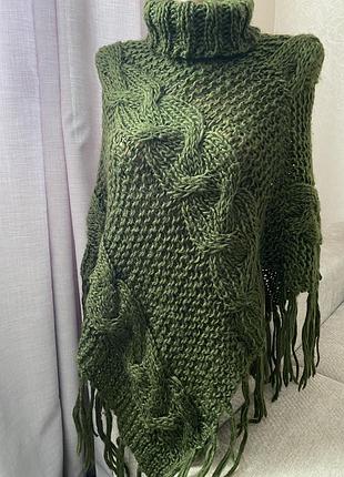 Пончо вʼязане з китицями