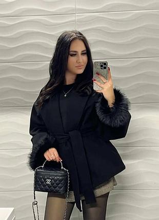 Женское пальто с меховыми манжетами