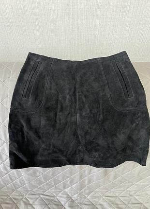 Нова стильна спідниця від h&m з натуральної замші у чорному кольорі.