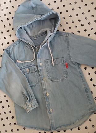 Джинсовая рубашка с капюшоном