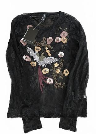 Чорний лонгслів у сіточку з принтом