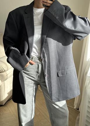 Сірий класичний піджак з чоловічого плеча оверсайз